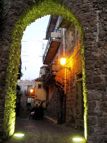 Pollina scorcio del borgo con porta ad arco